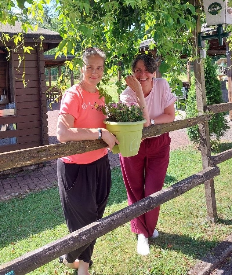 Anika und Daniela im Garten